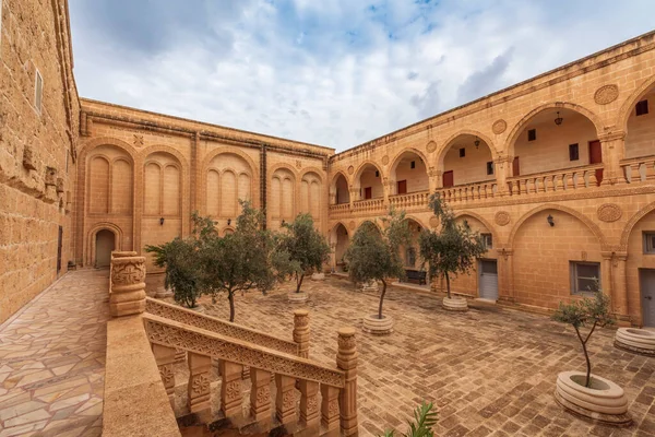 Mardin 'deki Mor Gabriel Manastırı' nda çeşitli açılardan çekilmiş fotoğraflar var.