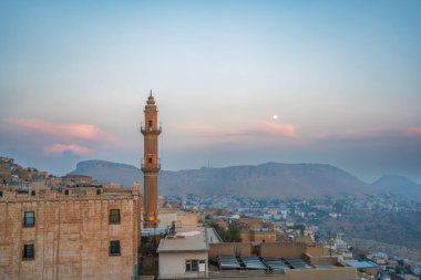 Mardin antik Mezopotamya şehri ve çeşitli taş evlerden çekilmiş fotoğraflar tapınakların mimarisi ve gökyüzü.