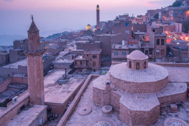 Mardin antik Mezopotamya şehri ve çeşitli taş evlerden çekilmiş fotoğraflar tapınakların mimarisi ve gökyüzü.
