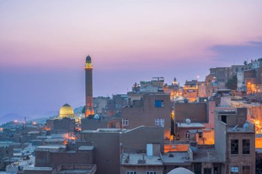 Mardin antik Mezopotamya şehri ve çeşitli taş evlerden çekilmiş fotoğraflar tapınakların mimarisi ve gökyüzü.