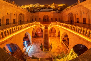 Gece ışıkları ve şimşekler, eşsiz mimarisi ile Mardin 'in şairi