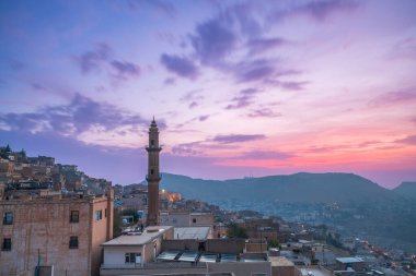 Mardin antik Mezopotamya şehri ve çeşitli taş evlerden çekilmiş fotoğraflar tapınakların mimarisi ve gökyüzü.