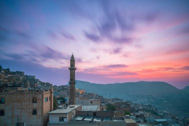 Mardin antik Mezopotamya şehri ve çeşitli taş evlerden çekilmiş fotoğraflar tapınakların mimarisi ve gökyüzü.