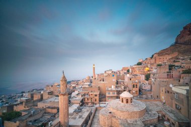 Mardin antik Mezopotamya şehri ve çeşitli taş evlerden çekilmiş fotoğraflar tapınakların mimarisi ve gökyüzü.
