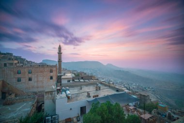 Mardin antik Mezopotamya şehri ve çeşitli taş evlerden çekilmiş fotoğraflar tapınakların mimarisi ve gökyüzü.
