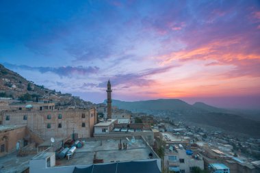 Mardin antik Mezopotamya şehri ve çeşitli taş evlerden çekilmiş fotoğraflar tapınakların mimarisi ve gökyüzü.