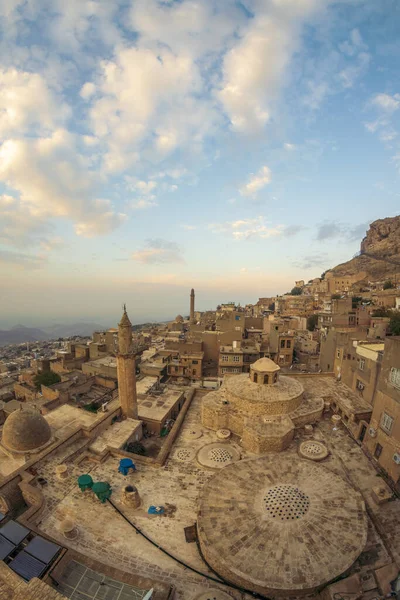 Mardin antik Mezopotamya şehri ve çeşitli taş evlerden çekilmiş fotoğraflar tapınakların mimarisi ve gökyüzü.