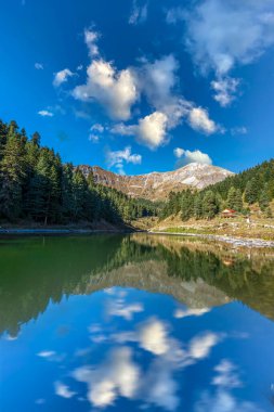 Artvin ili Savsat bölgesi balık gölü ve bulutlu güneşli gökyüzü