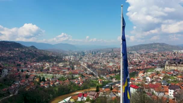 波斯尼亚和黑塞哥维那首都萨拉热窝山上的白色要塞和波斯尼亚国旗的无人机镜头 — 图库视频影像