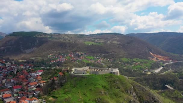 波斯尼亚和黑塞哥维那首都萨拉热窝山上白色要塞的无人机镜头 — 图库视频影像
