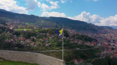 Saraybosna 'nın tepelerinde Bosna-Hersek' in başkenti Beyaz Kale ve Bosna bayrağının insansız hava aracı görüntüleri