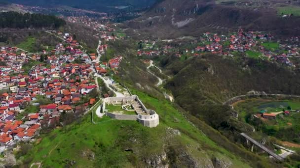 ボスニア ヘルツェゴビナの首都サラエボの丘の上に白い要塞のドローン映像 — ストック動画