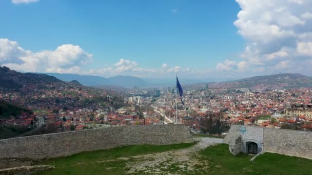 Drohnenaufnahmen Der Weißen Festung Und Der Bosnischen Flagge Auf Den — Stockvideo