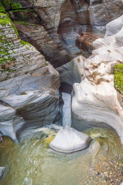 Dağlarda güzel bir şelale