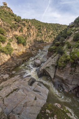 Dağlarda güzel bir şelale