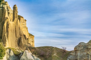 Manisa 'nın Kula ilçesinde peri bacaları kaya formları ve günbatımı renkleri gökyüzünde