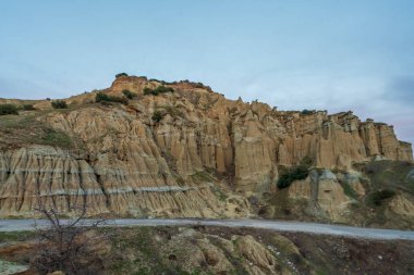 Manisa 'nın Kula ilçesinde peri bacaları kaya formları ve günbatımı renkleri gökyüzünde