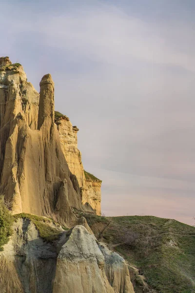 真名佐国の空の妖精煙突岩形と夕日の色 — ストック写真