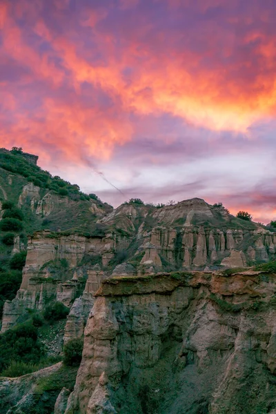 真名佐国の空の妖精煙突岩形と夕日の色 — ストック写真