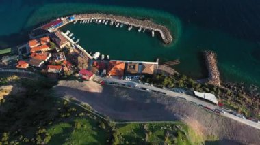 Canakkale Türkiye 'deki Assos antik kenti ve eski limanının 4K insansız hava aracı görüntüleri