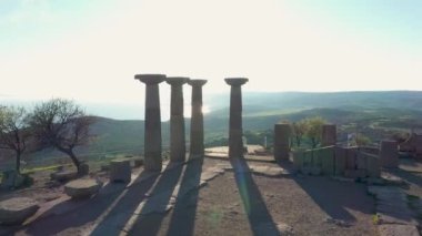 Canakkale Türkiye 'deki Assos antik kenti ve eski limanının 4K insansız hava aracı görüntüleri