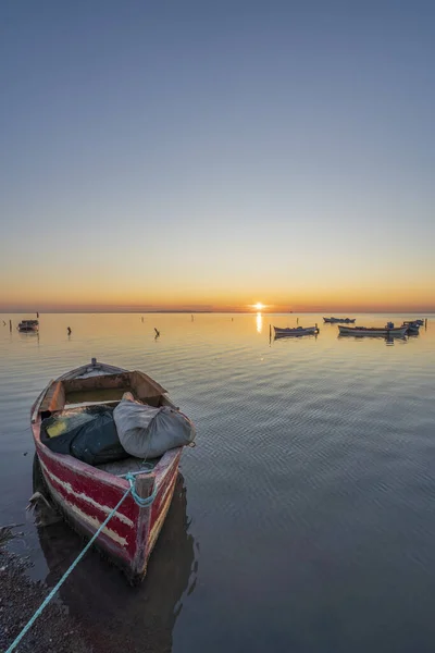 Boote Spiegelungen Und Himmel Stillen Wasser Bei Sonnenuntergang — Stockfoto