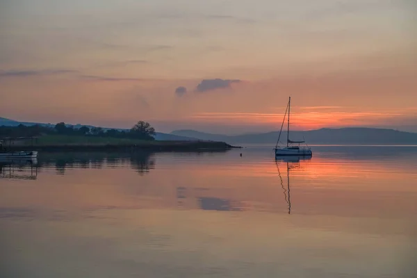 Boote Spiegelungen Und Himmel Stillen Wasser Bei Sonnenuntergang — Stockfoto