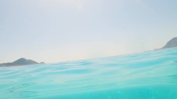 Кадры Пляжа Капутас Красивой Чистой Бирюзовой Водой Водой — стоковое видео
