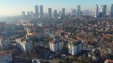 İstanbul İş Merkezi Levent ve Kuleleri sisli bir günde 4K video görüntüleri
