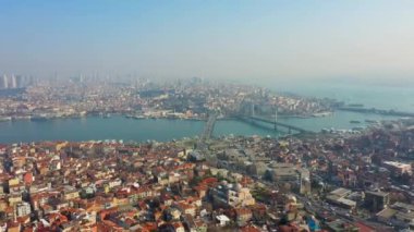 İstanbul altın boynuzu ve tarihi yarımadasının hava 4K video görüntüleri sisli bir günde çekildi