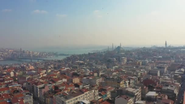 Αεροφωτογραφία Από Χρυσό Κέρας Της Κωνσταντινούπολης Και Ιστορική Χερσόνησος Ομιχλώδη — Αρχείο Βίντεο