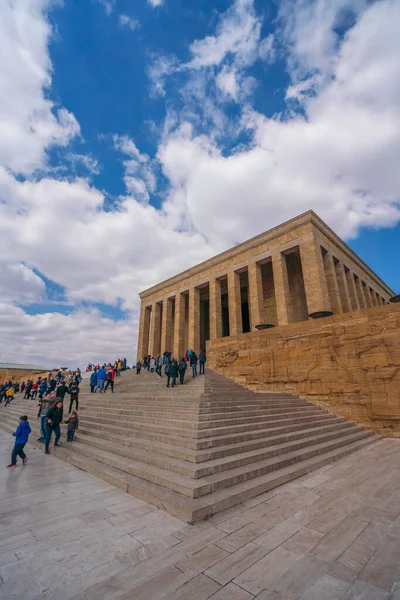 Türkiye Cumhuriyeti 'nin çeşitli ışık koşullarında kurucusu Mustafa Kemal Atatürk' ün anıtsal mezar kompleksinden fotoğraflar.