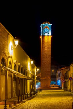 Adana 'nın il sınırları içinde büyük saat kulesi ve gece lambalarıyla çekim.
