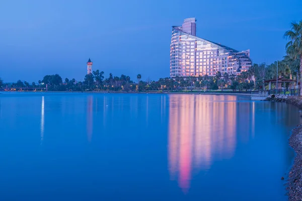 Otel binası ve yansıması Adana 'daki Seyhan nehrinin kıyısında.
