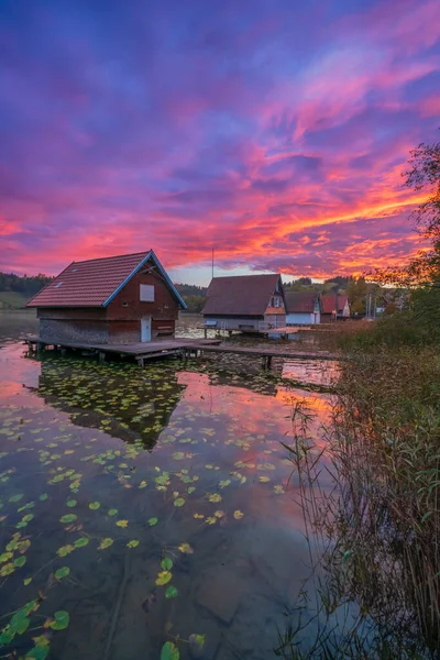 ドイツのババリア地方のアルプス湖の湖の家で日の出のフレーム — ストック写真
