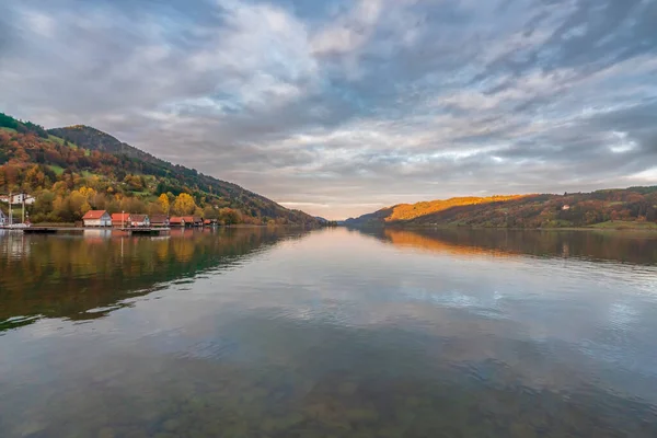 Almanya 'nın Bavyera bölgesindeki Alpsee Gölü' ndeki göl evlerinde gündoğumu çerçeveleri