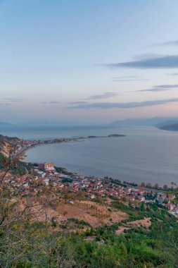 Göl manzarası ve gün batımı bulutlu gökyüzü ve renkli su