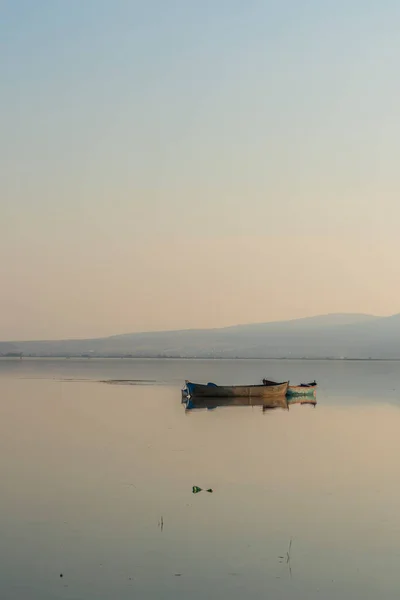 Βάρκες Που Στέκονται Ακίνητες Στη Λίμνη Αντανάκλαση Στο Ηλιοβασίλεμα — Φωτογραφία Αρχείου