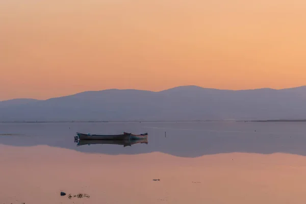Łodzie Stojące Nieruchomo Jeziorze Odbiciem Zachodzie Słońca — Zdjęcie stockowe