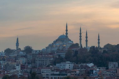 Günbatımında İstanbul Altın Boynuzu 'ndan cami ve galata kulesi görüntüleri
