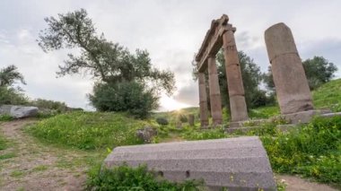 Pergamon şehrinin antik kalıntıları hindiyi soruyor.