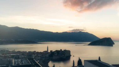 Budva 'daki eski kasabanın üzerinde gün doğumu zamanı, mongro.