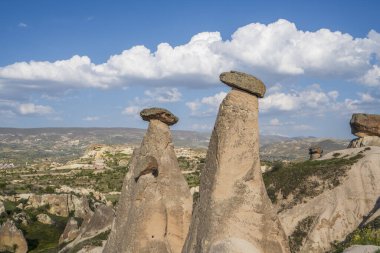 Kapadokya 'nın peri bacalarından çeşitli görüntüler ve gökyüzü