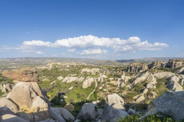 Kapadokya 'nın peri bacalarından çeşitli görüntüler ve gökyüzü