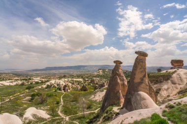 Kapadokya 'nın peri bacalarından çeşitli görüntüler ve gökyüzü
