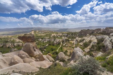 Kapadokya 'nın peri bacalarından çeşitli görüntüler ve gökyüzü