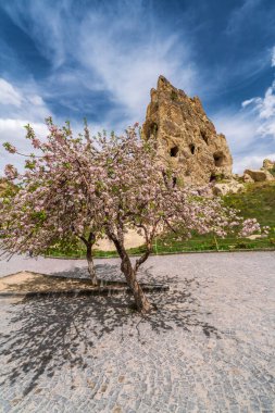 Kapadokya 'nın peri bacalarından çeşitli görüntüler ve gökyüzü