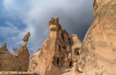Kapadokya 'nın peri bacalarından çeşitli görüntüler ve gökyüzü