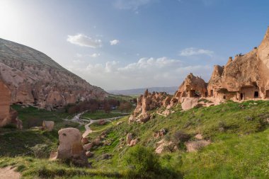 Kapadokya 'nın peri bacalarından çeşitli görüntüler ve gökyüzü