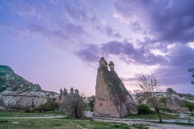 Kapadokya 'nın peri bacalarından çeşitli görüntüler ve gökyüzü